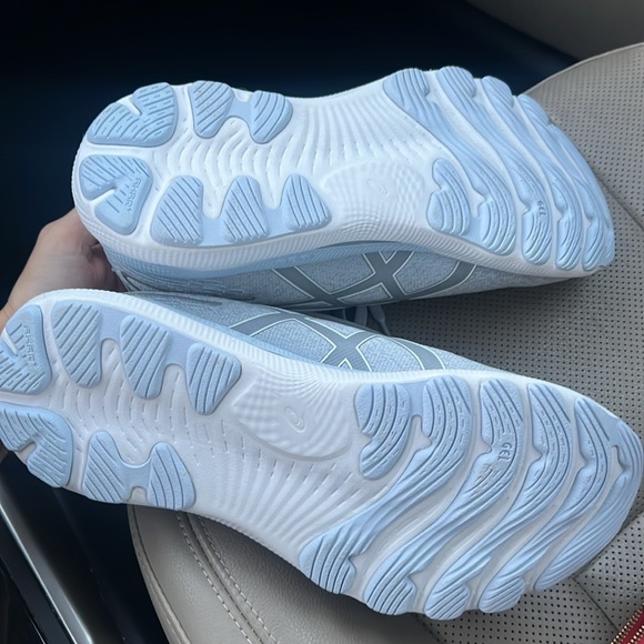 ASICS size 8 women’s grey and white sneakers - Picture 2 of 4